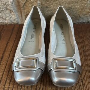 Anne Klein Women's Uplift Ballet Tan/ Cream Flat  Size 10
